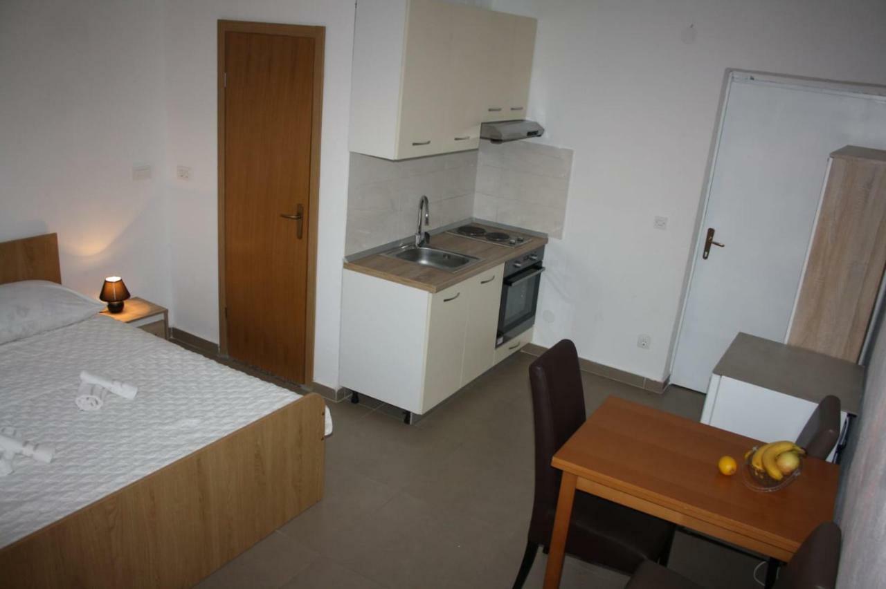 Apartments Monika Омиш Экстерьер фото